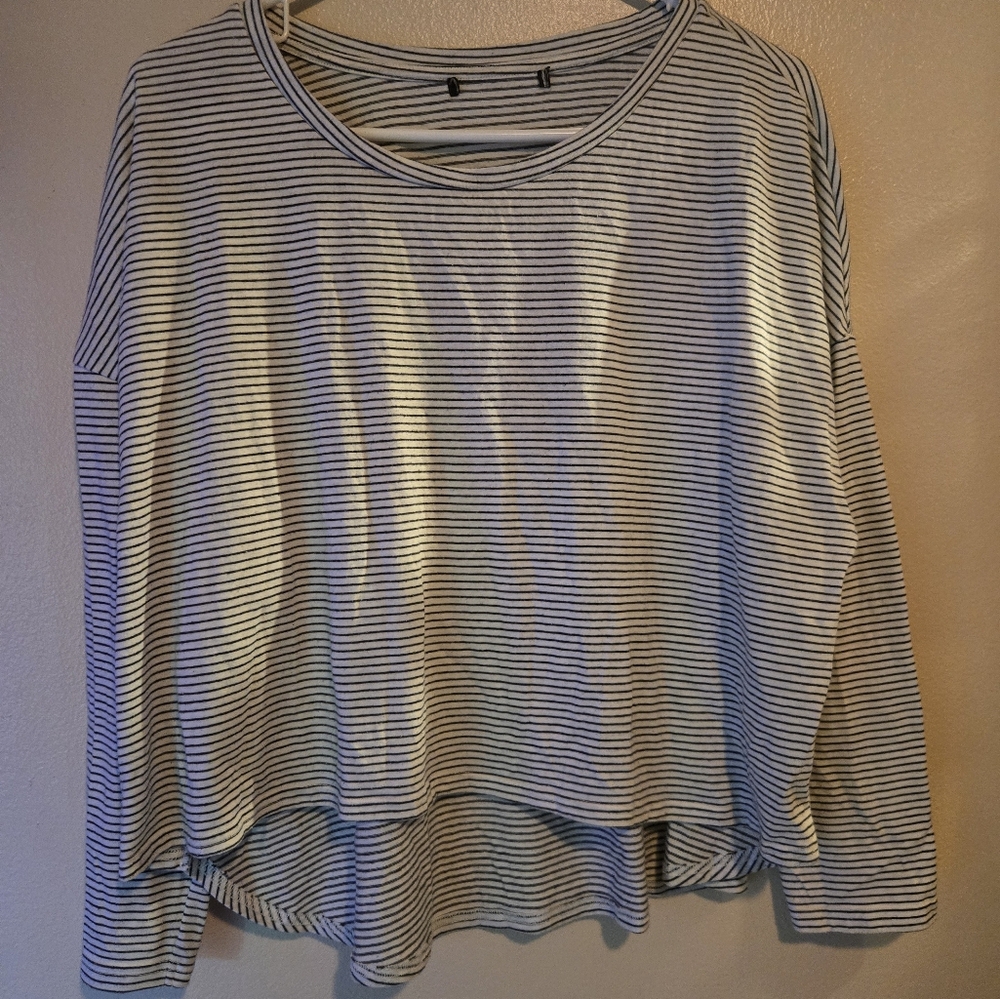 Sm- med striped white/black long sleeve shirt